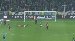  [进球视频] 巴黎后防失误丢球！拉波德门前近距离破门  