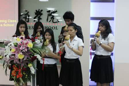 舞蹈《青春的脚步》